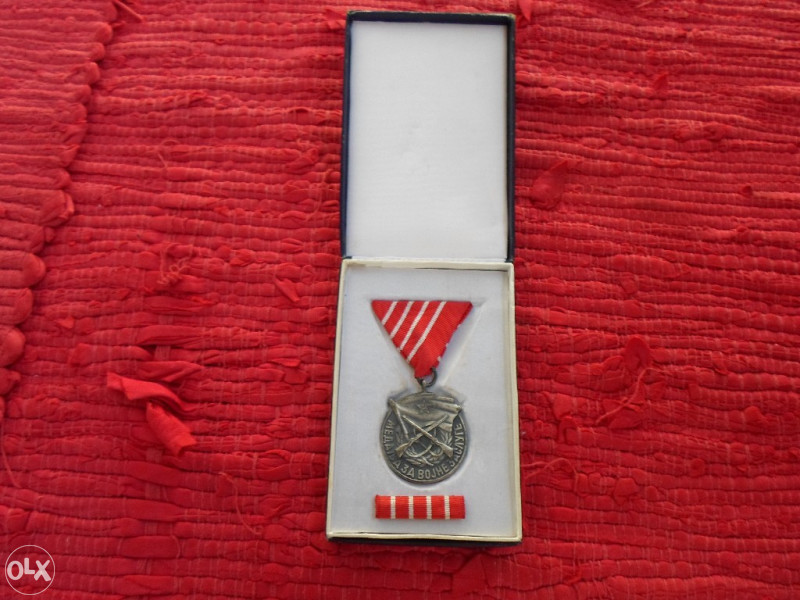 Medalja Za Vojne Zasluge U Kutiji Sa Zamenicom Medalje I Ordeni Olx Ba