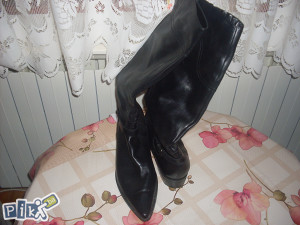 crne kožne čizme