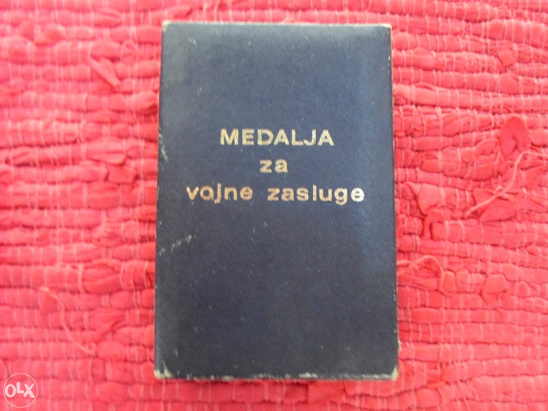 Medalja Za Vojne Zasluge-u Kutiji Sa Zamenicom - Medalje I Ordeni - OLX.ba